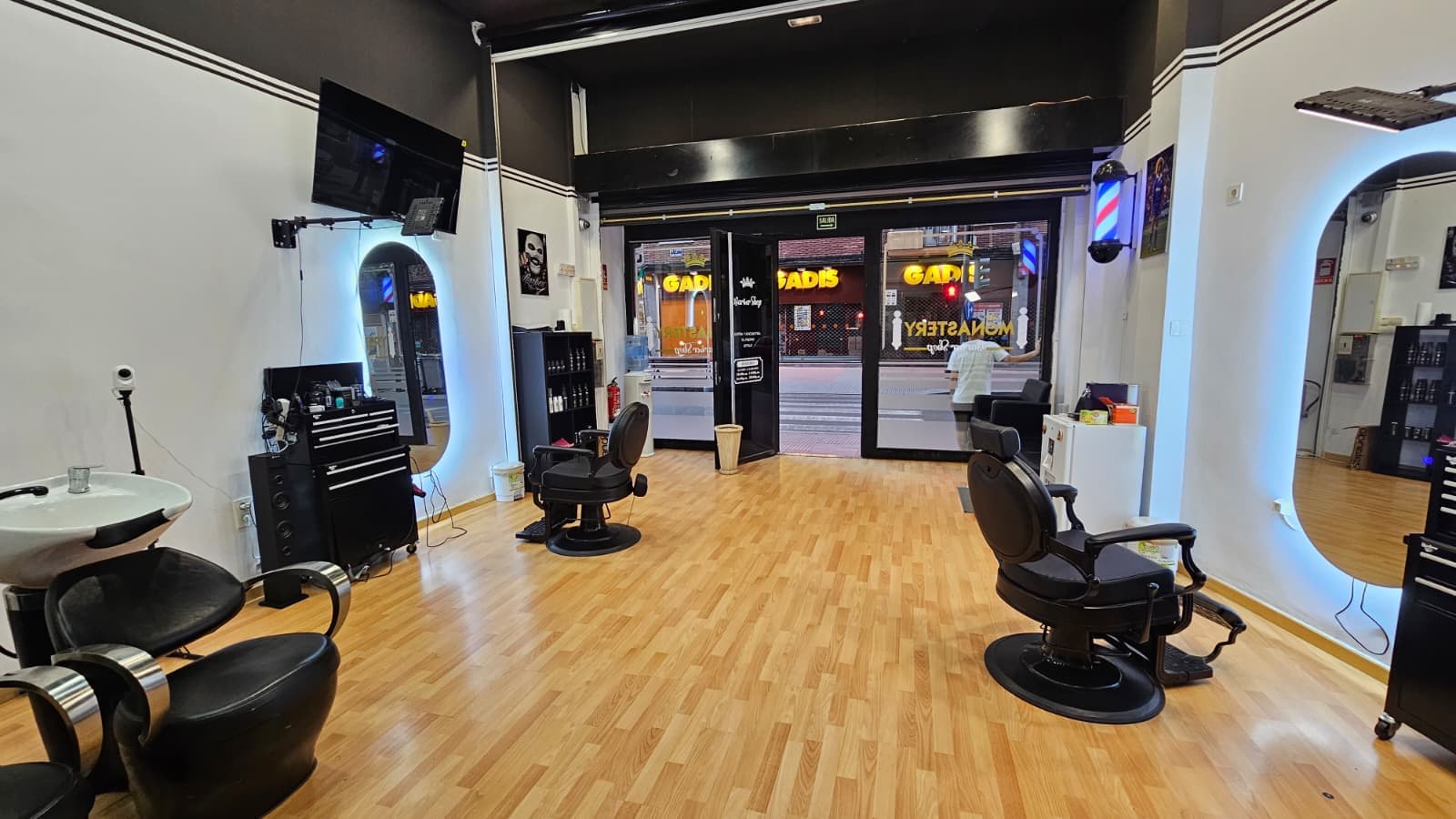 Interior panorámica con polo de barbería