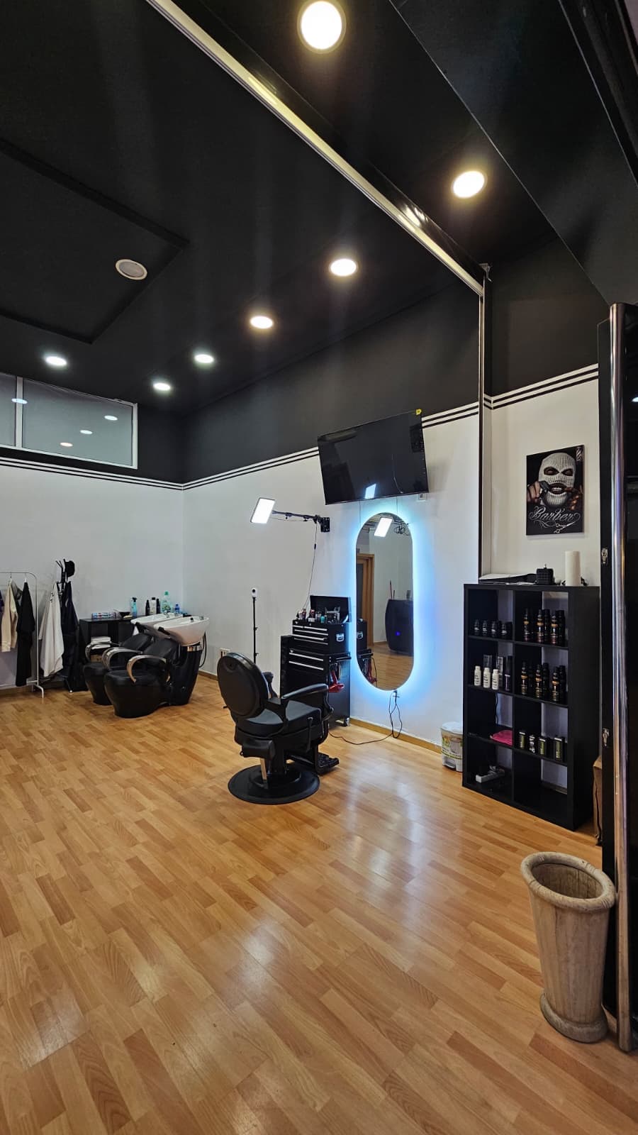 Sillón barbero con espejo LED y estantería